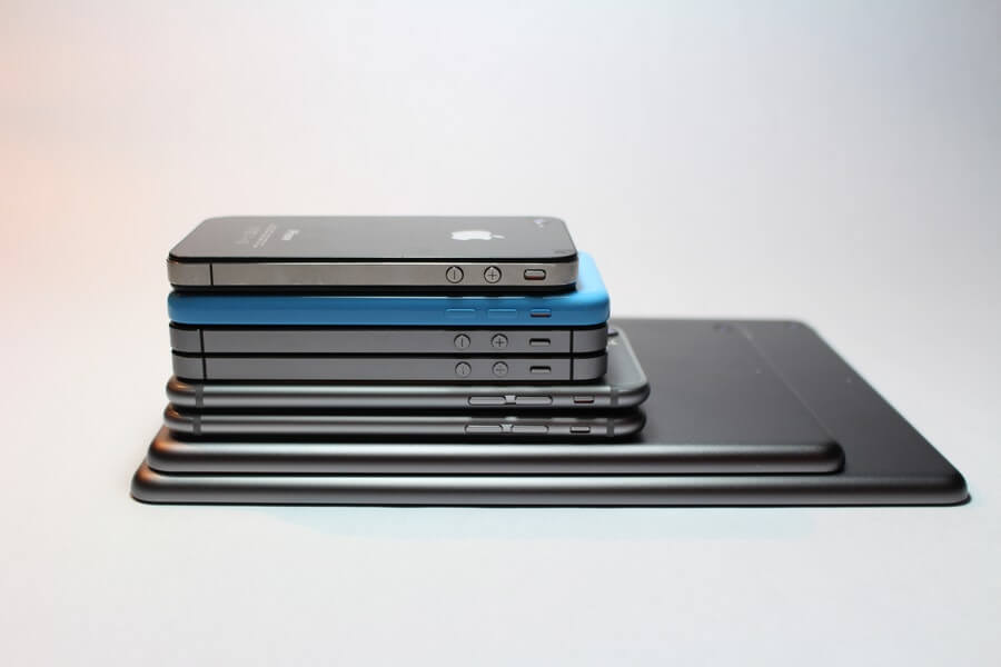iPhone 5/5s, 5c (blue), 6/7, and two iPads (maybe iPad Mini or iPad Air) stacked on top of each other.